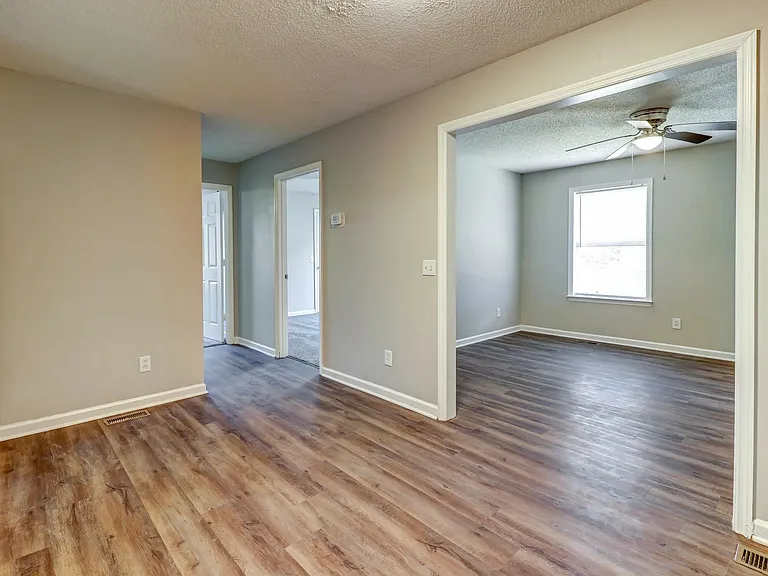 Admiral Place Apartments — Photo 16