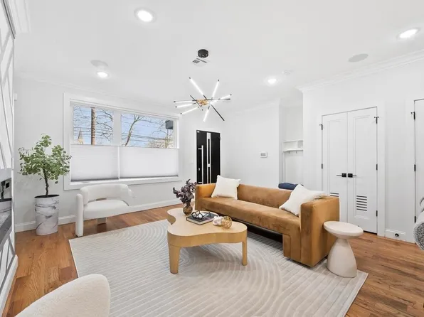 865 Summit Avenue image 1 of 27