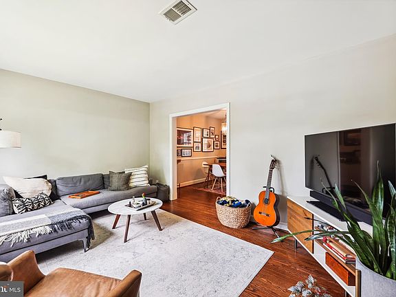 3rd image of 10 E Rosemont Ave