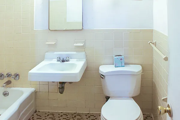 Sold by Thomas Lipovetsky, LREB | media 26