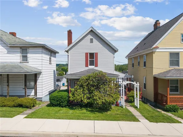 212 S 4th St, Youngwood, PA 15697