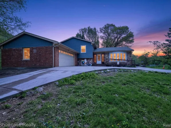 3201 S Duck Lake Rd, Highland, MI 48356