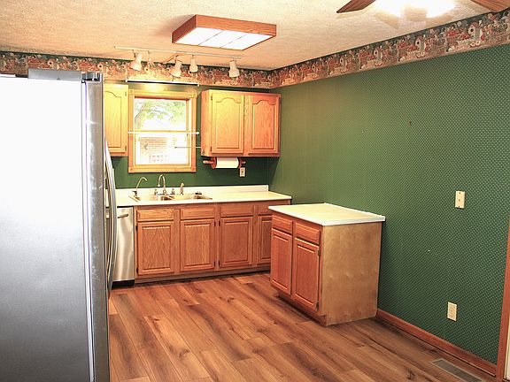 5th image of 442 E Mill St