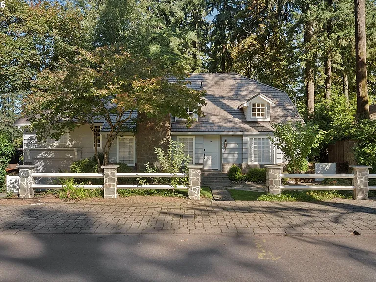 611 Ridgeway Rd — Photo 3