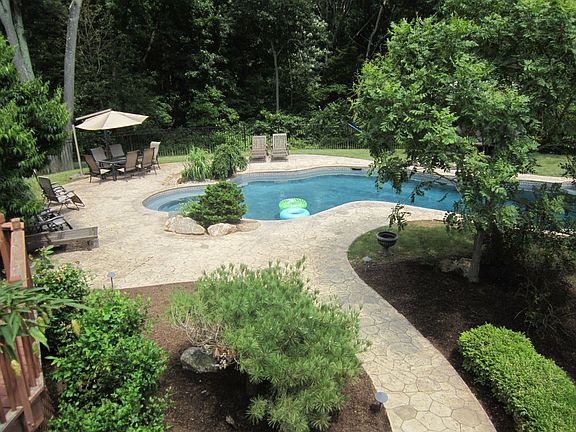 Pool view of Walkway from Deck