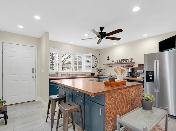 585 Sheridan St APT 8, Chicopee, MA 01020