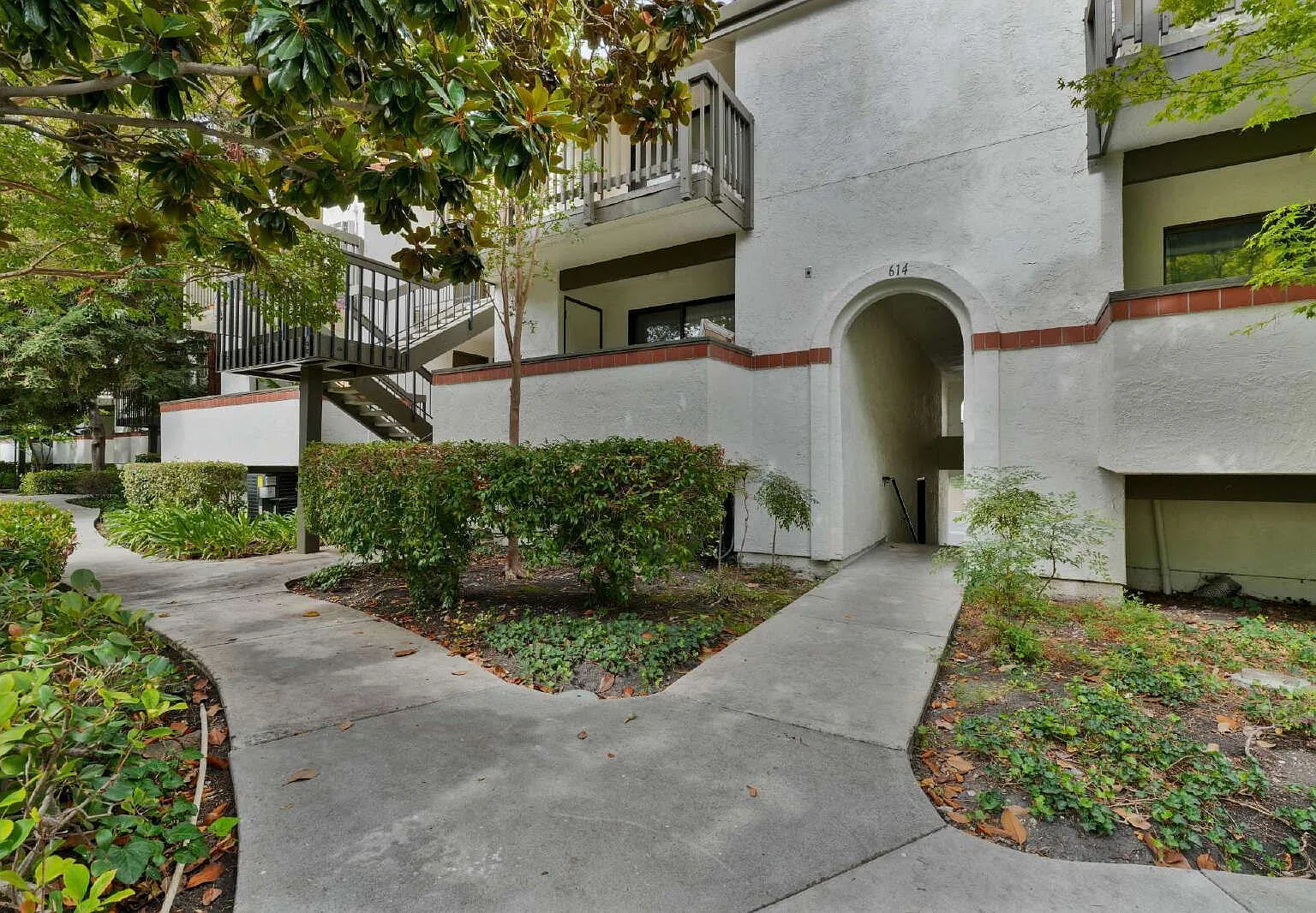 1 bed, 1.0 bath, 784 sqft, $3,200 — Photo 1