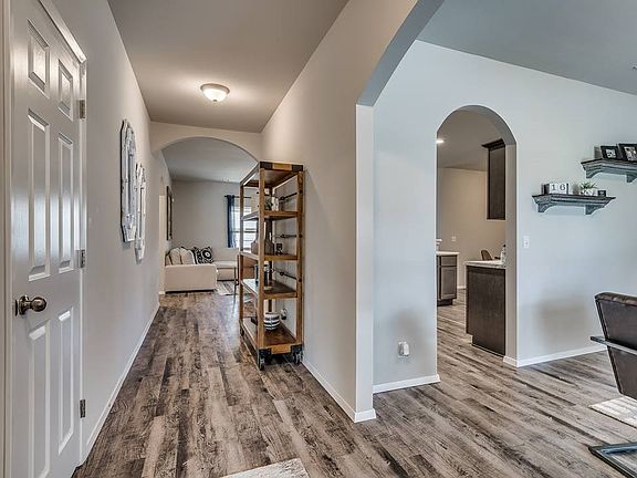 4th image of 2303 Maplewood Dr