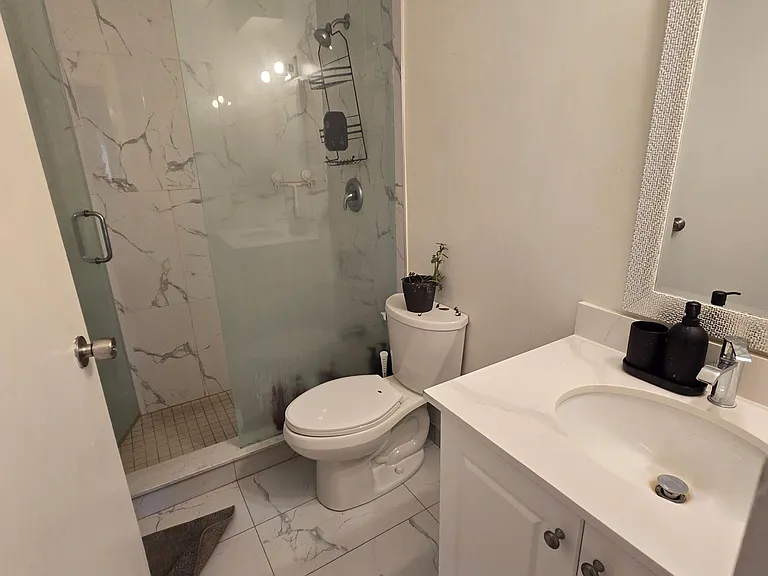 558 Spadina Cres #6 — Photo 11
