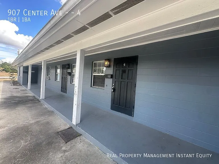 907 Center Ave #4 — Photo 1