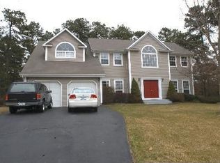 9 Thunder Rd, Miller Place, NY 11764