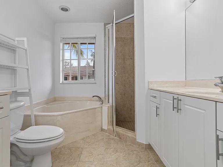 330 SW 2nd Ave #3 — Photo 20