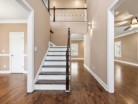 3rd image of 302 Brook Chase Ln
