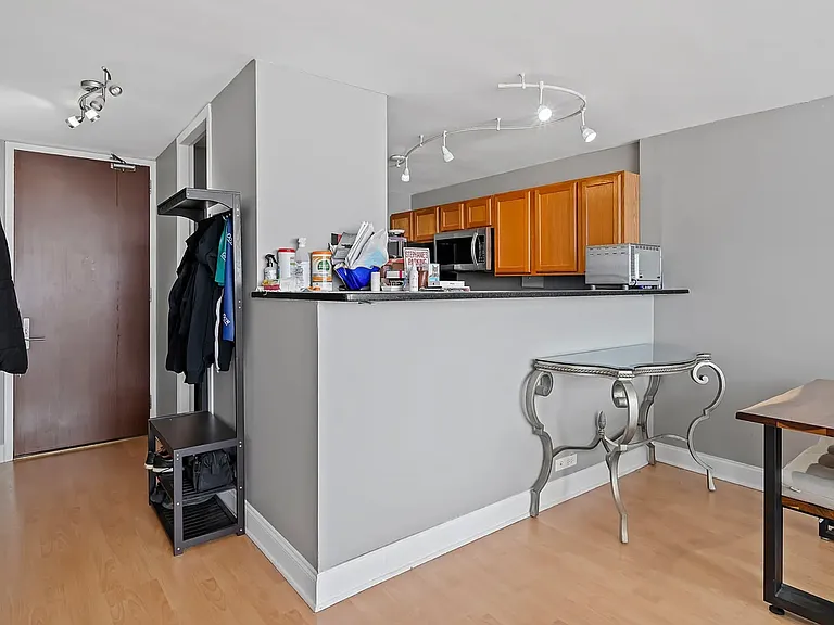 655 W Irving Park Rd #5305 — Photo 4