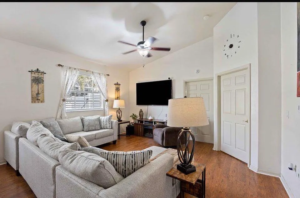 3 bed, 1357 sqft, $2,400 — Photo 4