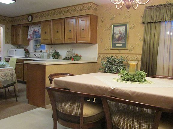  kitchen and dining room