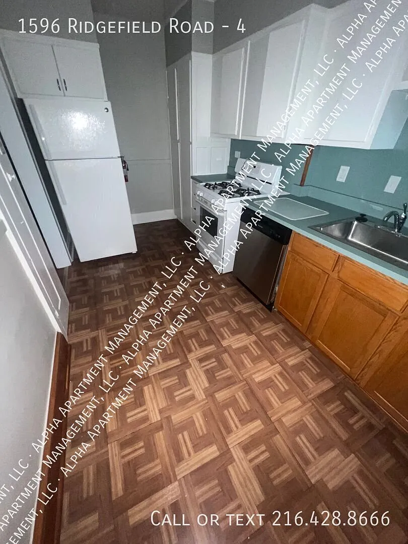 Spacious one Bedroom in Cleveland Heights — Photo 2