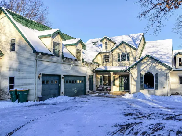 N1042 Chalet Dr, Waupaca, WI 54981