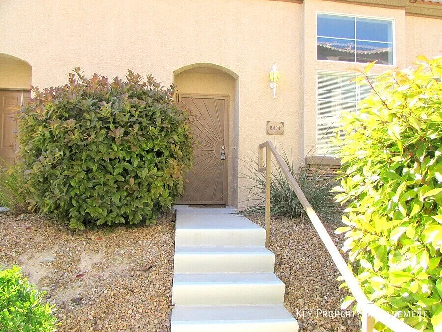 Summerlin Townhome In Premier Gated Community! — Photo 3