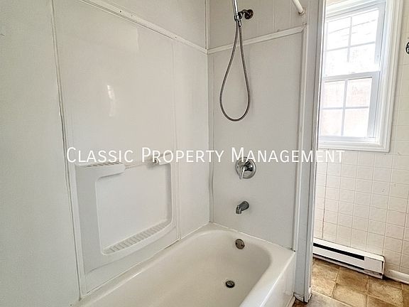 2nd image of 1832 W 3rd St