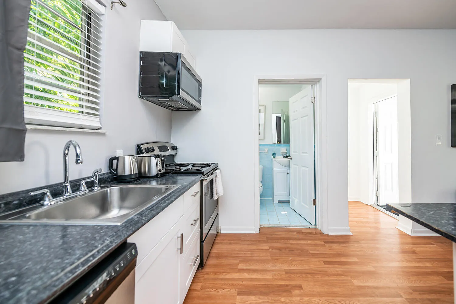 Studio, 450 sqft, $2,100 — Photo 4