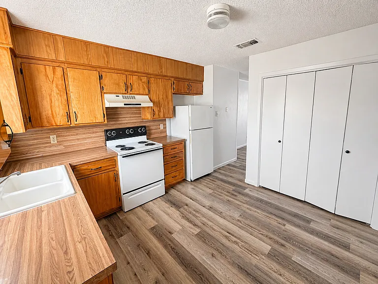 104 W Anderson Ave #B — Photo 5