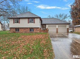 140 Roanoke Dr, Rochester, IL 62563