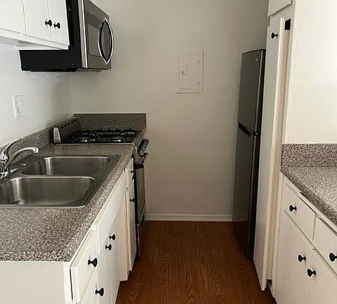 4th image of 5832 Waring Ave #102