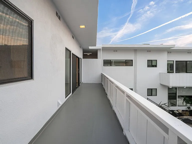 2032 N Beachwood Dr — Photo 11