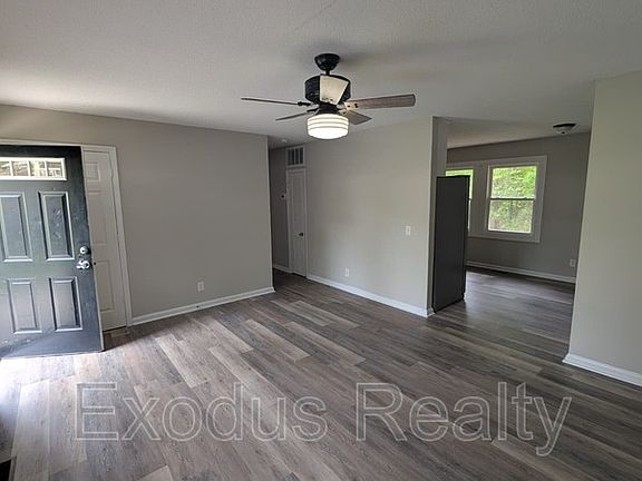 3rd image of 900 Lansing St