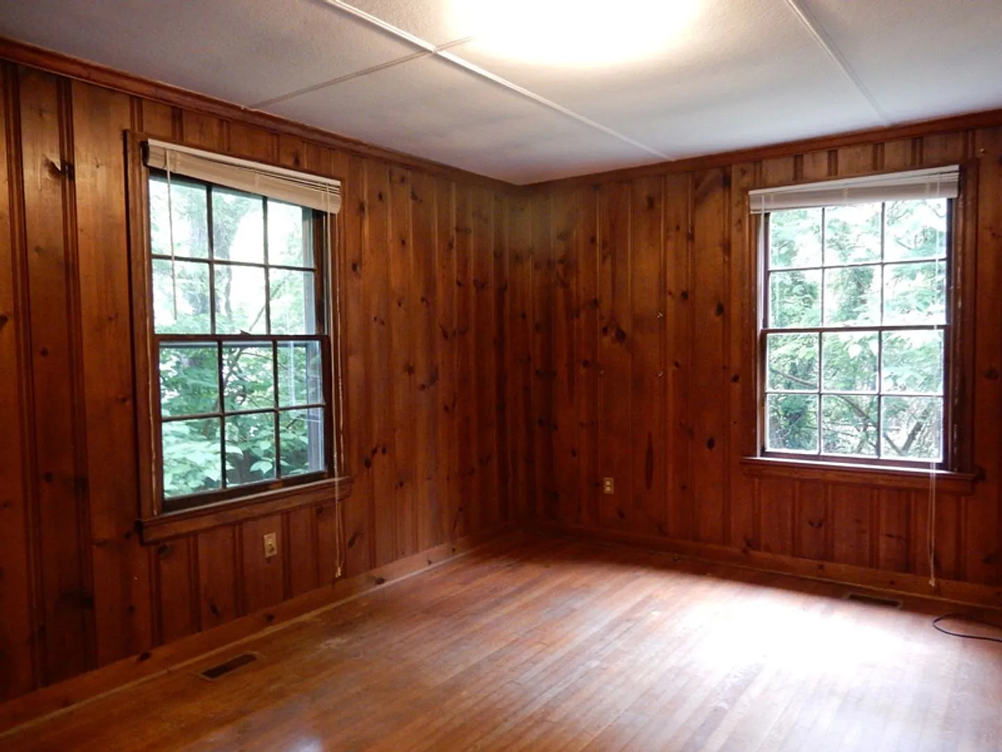 Cozy cabin feel, right downtown! — Photo 2