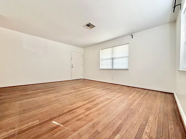 2126 Banks St #2 — Photo 16