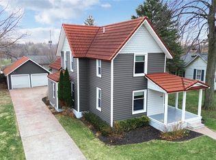 404 N Adelaide St, Fenton, MI 48430