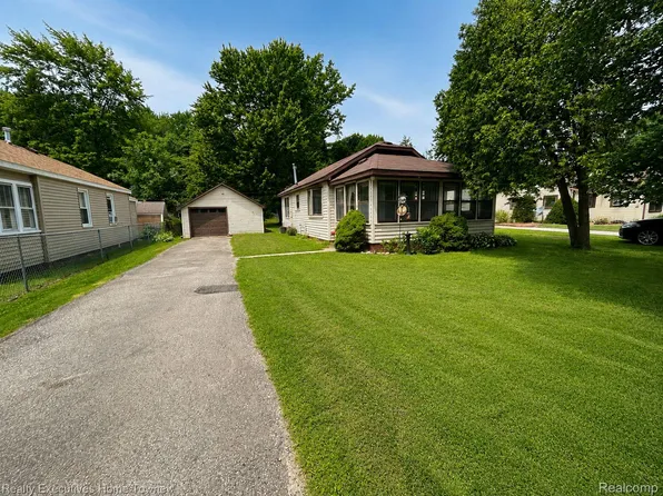 6621 Bunker Rd, Lakeport, MI 48059