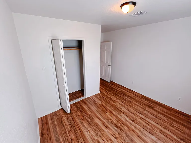 512 Humble Dr — Photo 2