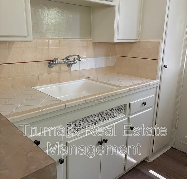 1037 E Glenoaks Blvd #A — Photo 5