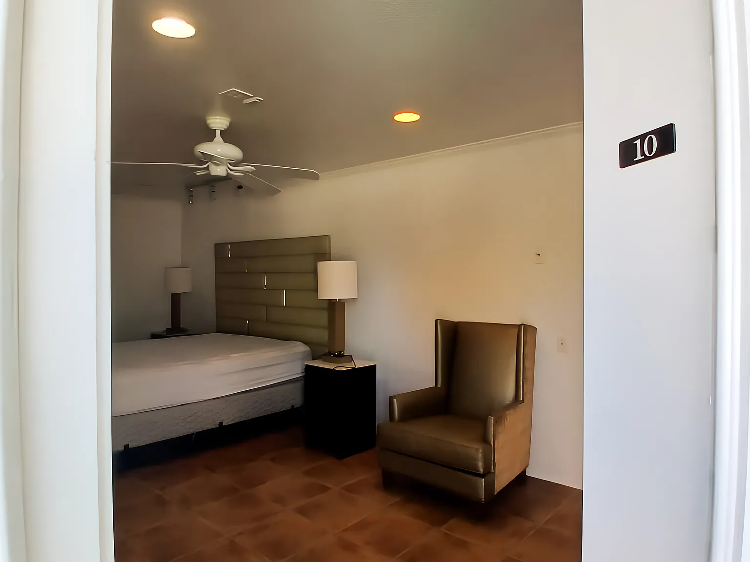 4 bed, 4.0 bath, 3000 sqft, $832 — Photo 1