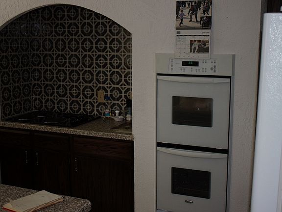 Kitch. dbl oven, isle. 