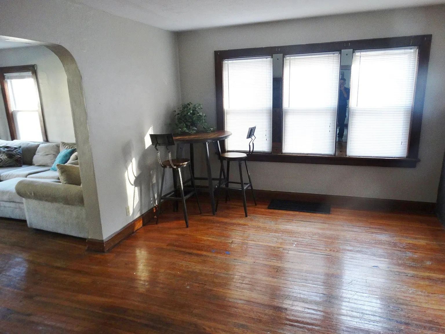 6 bed, 1960 sqft, $1,850 — Photo 2
