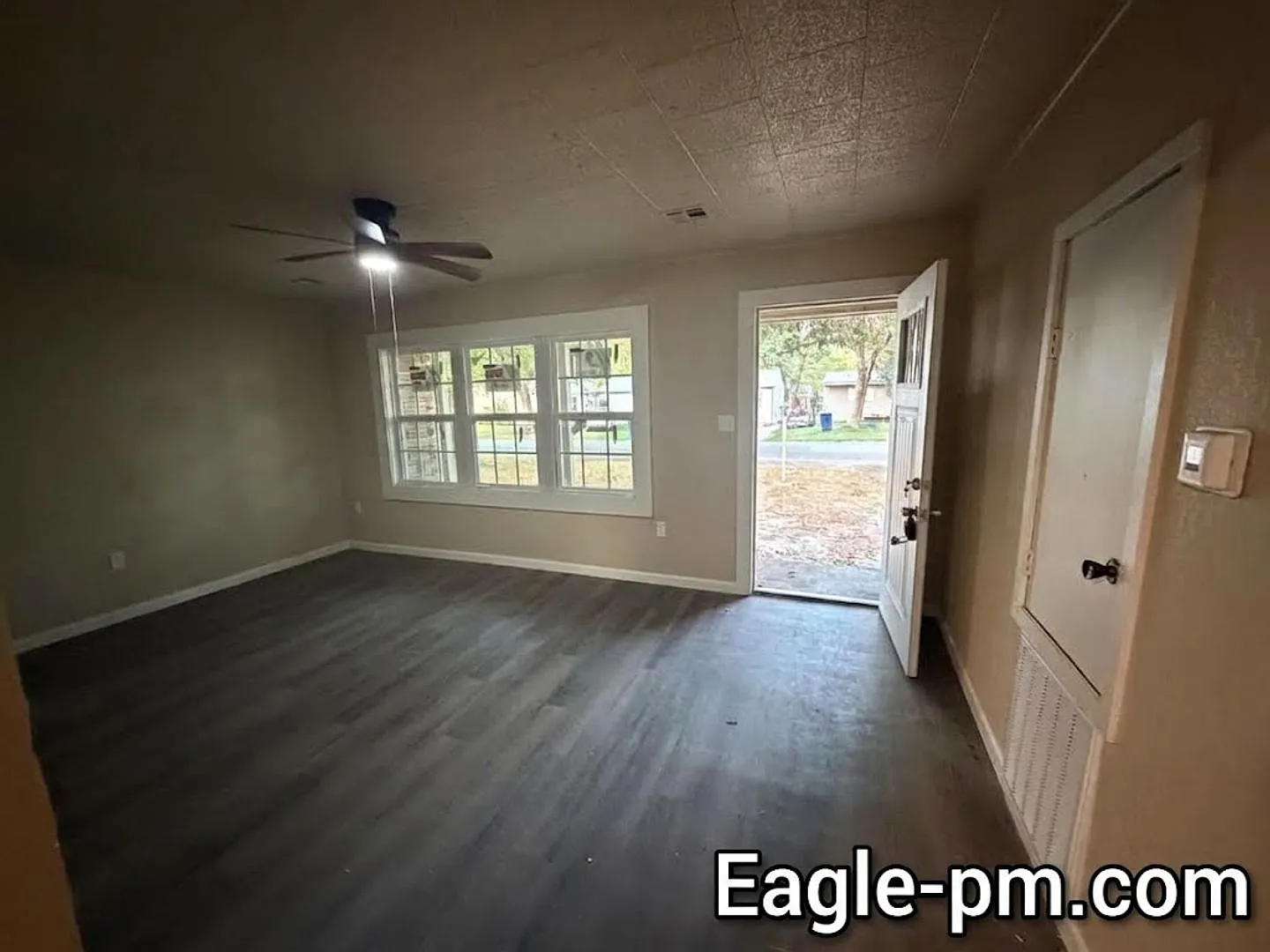 3 Bed 1 Bath Home for Rent — Photo 2