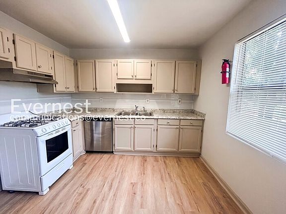 3rd image of 397 Annie St