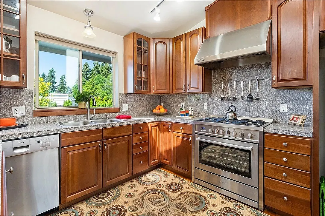 3 bed, 2580 sqft, $3,600 — Photo 1