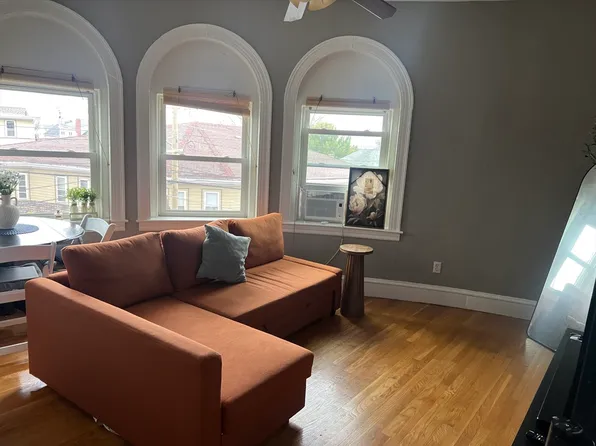 267 Washington Ave APT 5, Winthrop, MA 02152