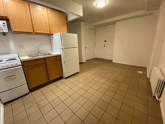 2nd image of 244 Waverly Pl APT 1A