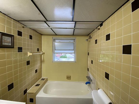 4th image of 34 Holland Ct Floor 2