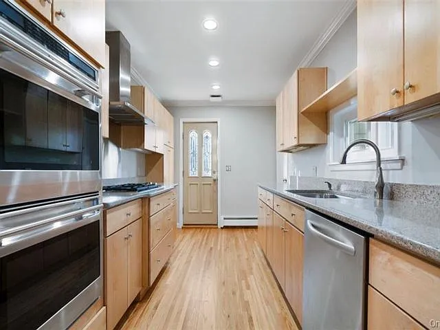 4 bed, 3.0 bath, 2316 sqft, $5,450 — Photo 3
