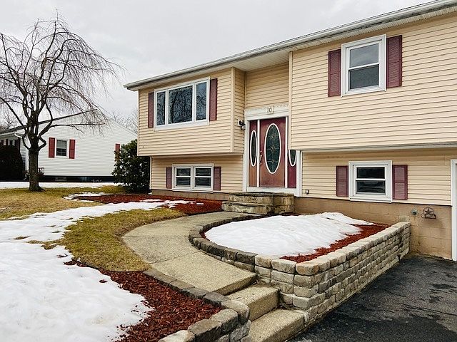 1st image of 10 Wincrest Dr