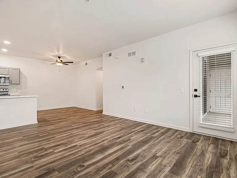 Sterling Oaks Luxury Apartments — Photo 42