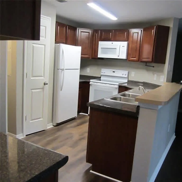 3 bed, 1310 sqft, $2,000 — Photo 2