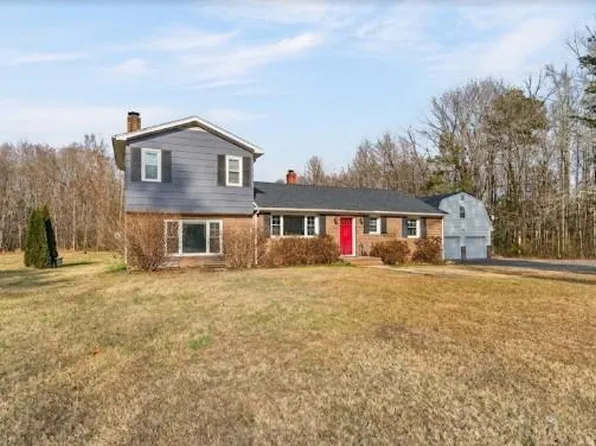 5718 Custis Millpond Rd, West Point, VA 23181